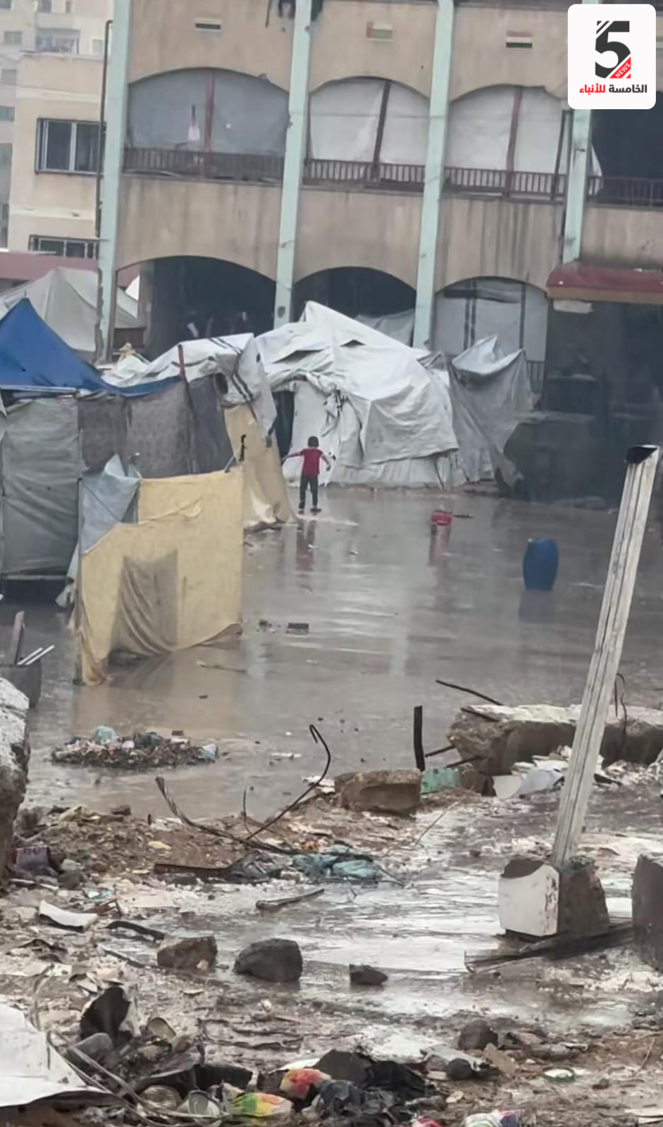 شتاء النازحين في غزة .. حين يتحول المطر إلى مأساة