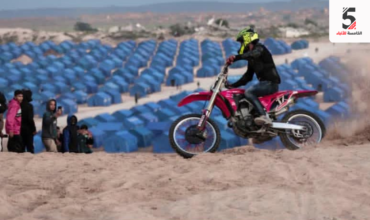 شبان من غزة يتحدّون الواقع… مهارات على الكثبان الرملية تمنح لحظة فرح نادرة وسط الظروف الصعبة.