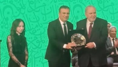 الجامعة الأمريكية تُتوج د. عمرو الليثي أفضل إعلامي لعام 2025