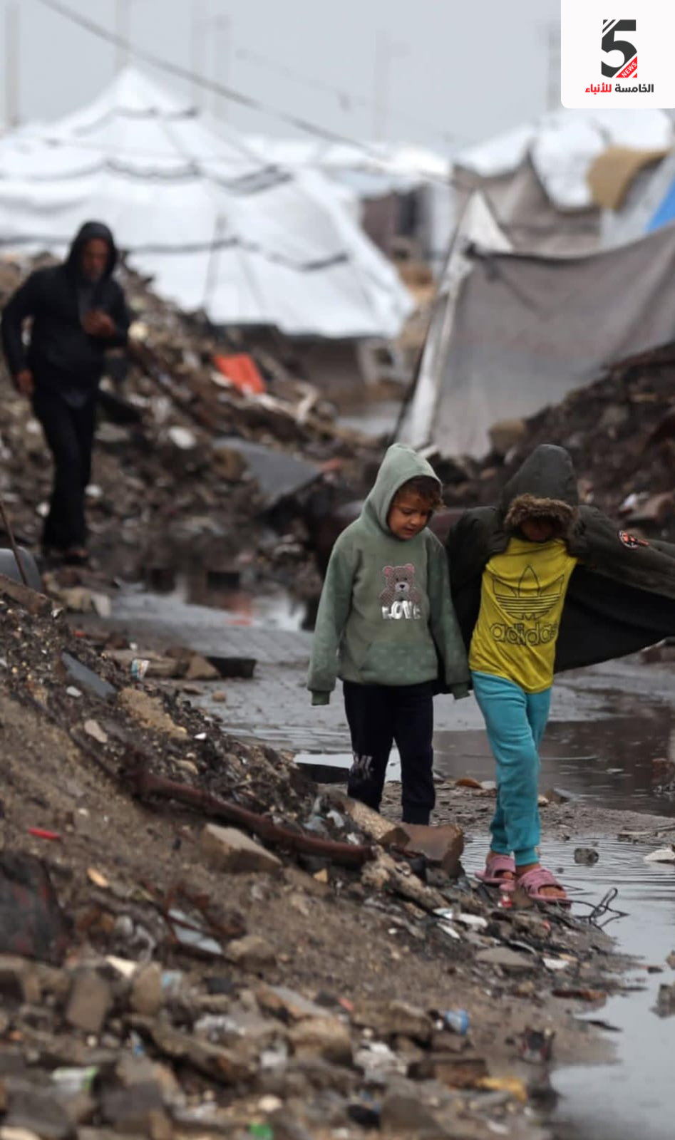 المنخفض رحل، لكن المعاناة بقيت… صور من واقع النازحين في غزة