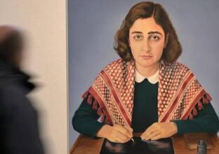 آن فرانك الناجية من الهولوكوست بالكوفية الفلسطينية