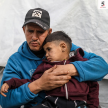 الطفل الفلسطيني آدم أبو حليب (5 سنوات) نازح مع عائلته في وسط قطاع غزة