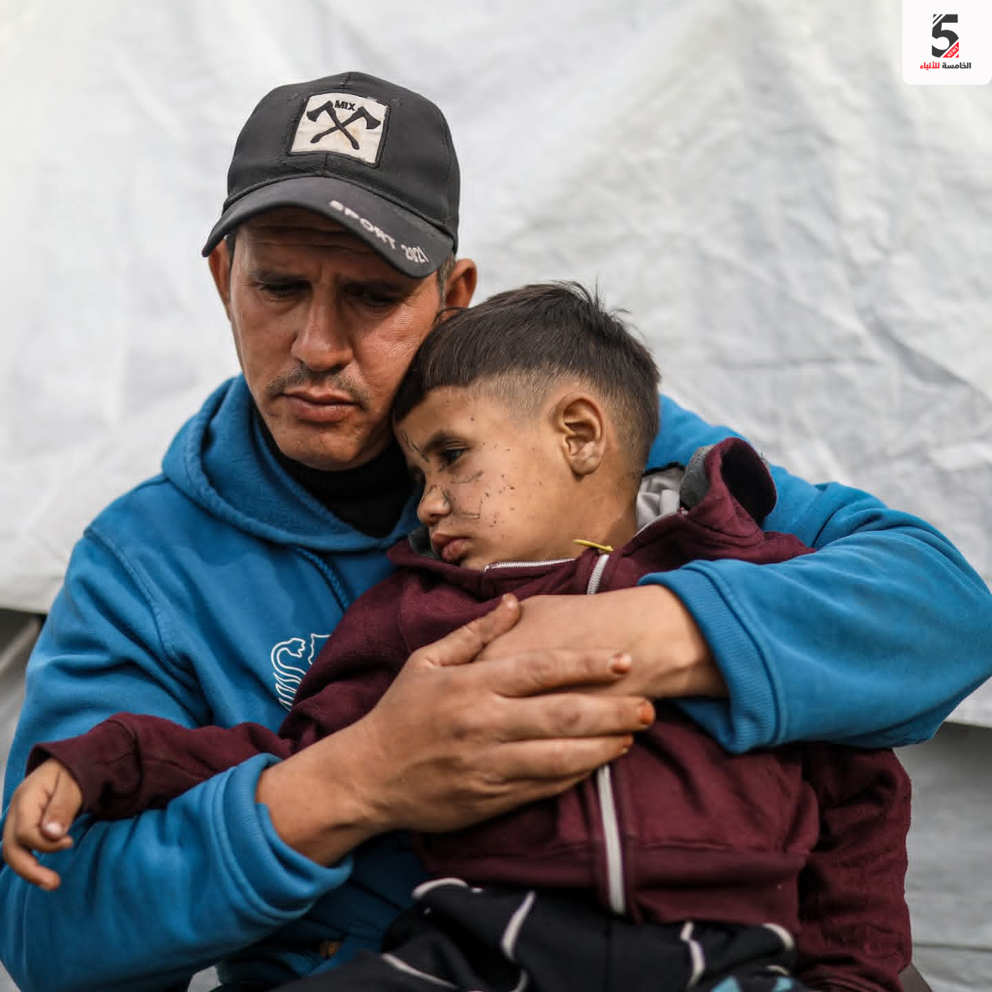 الطفل الفلسطيني آدم أبو حليب (5 سنوات) نازح مع عائلته في وسط قطاع غزة