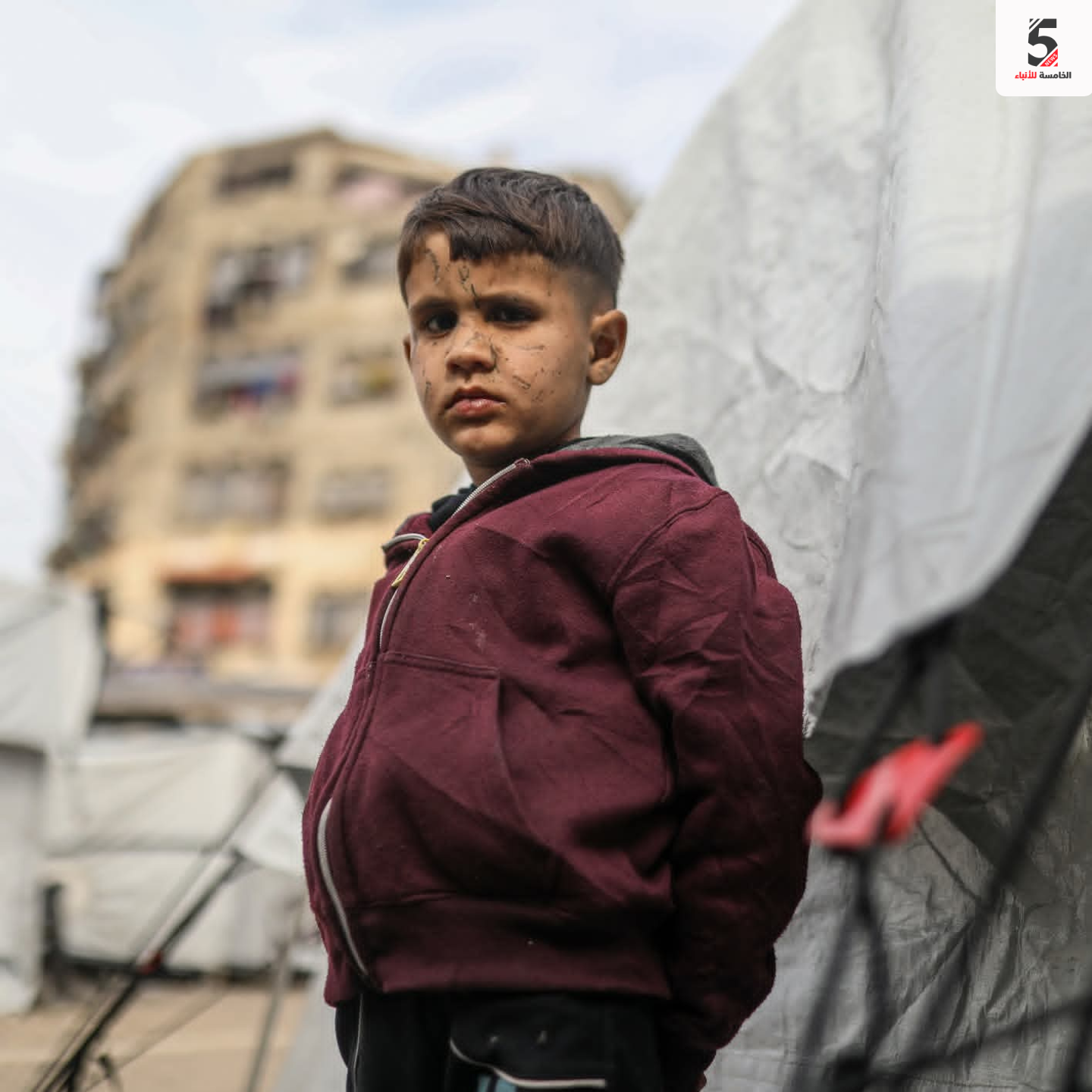 الطفل الفلسطيني آدم أبو حليب (5 سنوات) نازح مع عائلته في وسط قطاع غزة 