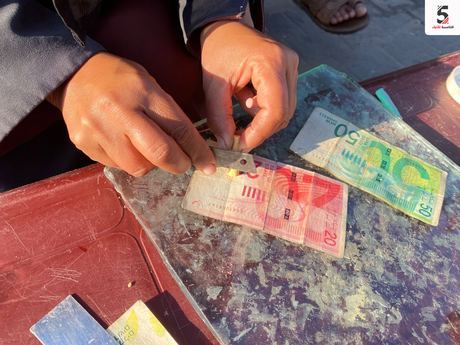 العملات الورقية المتهرئة