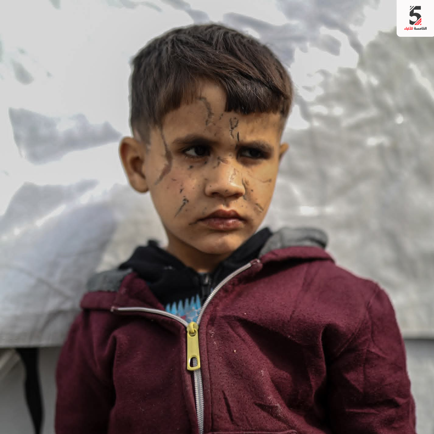 الطفل الفلسطيني آدم أبو حليب (5 سنوات) نازح مع عائلته في وسط قطاع غزة 