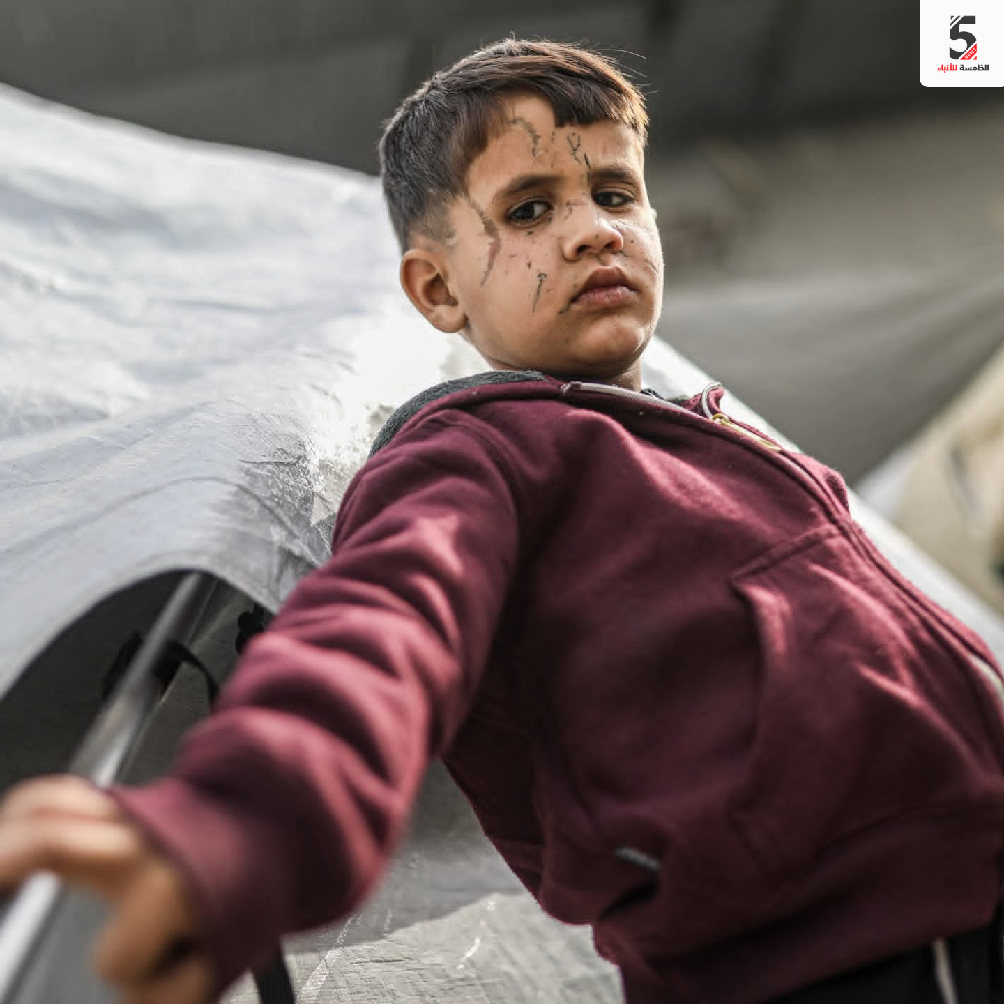 الطفل الفلسطيني آدم أبو حليب (5 سنوات) نازح مع عائلته في وسط قطاع غزة 