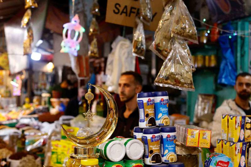 غزة تستقبل رمضان وسط أزمة اقتصادية خانقة و ارتفاع الأسعار يهدد الأمن الغذائي