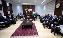 رئيس الوزراء يؤكد ضرورة تكثيف الضغط الدولي لوقف العدوان و تمكين الحكومة