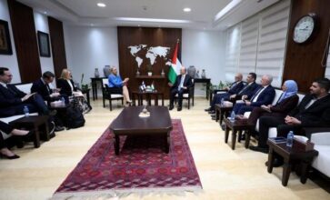 رئيس الوزراء يؤكد ضرورة تكثيف الضغط الدولي لوقف العدوان و تمكين الحكومة