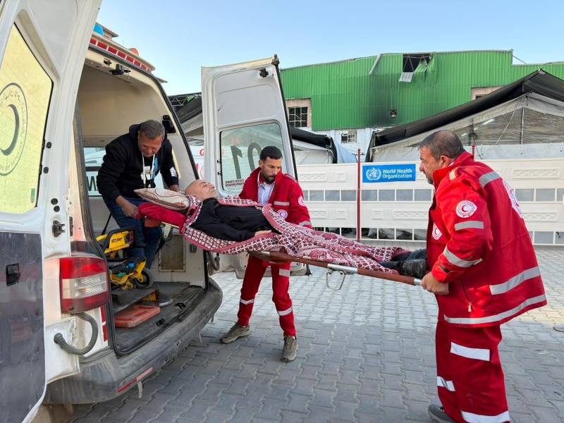 الهلال الأحمر يواصل إجلاء المرضى من غزة عبر معبر رفح