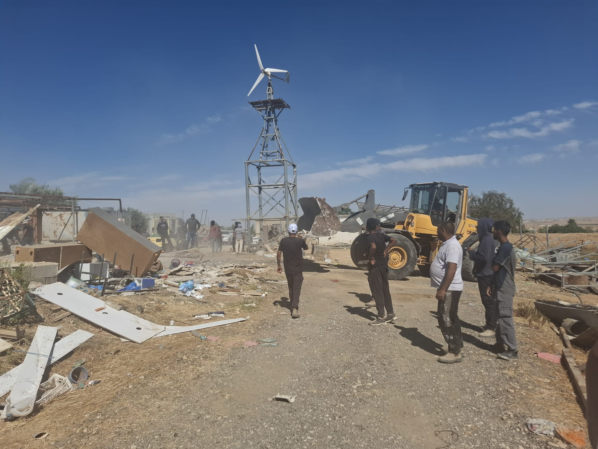 سلطات الاحتلال تجبر عائلة فلسطينية على هدم منازلها ذاتياً في النقب