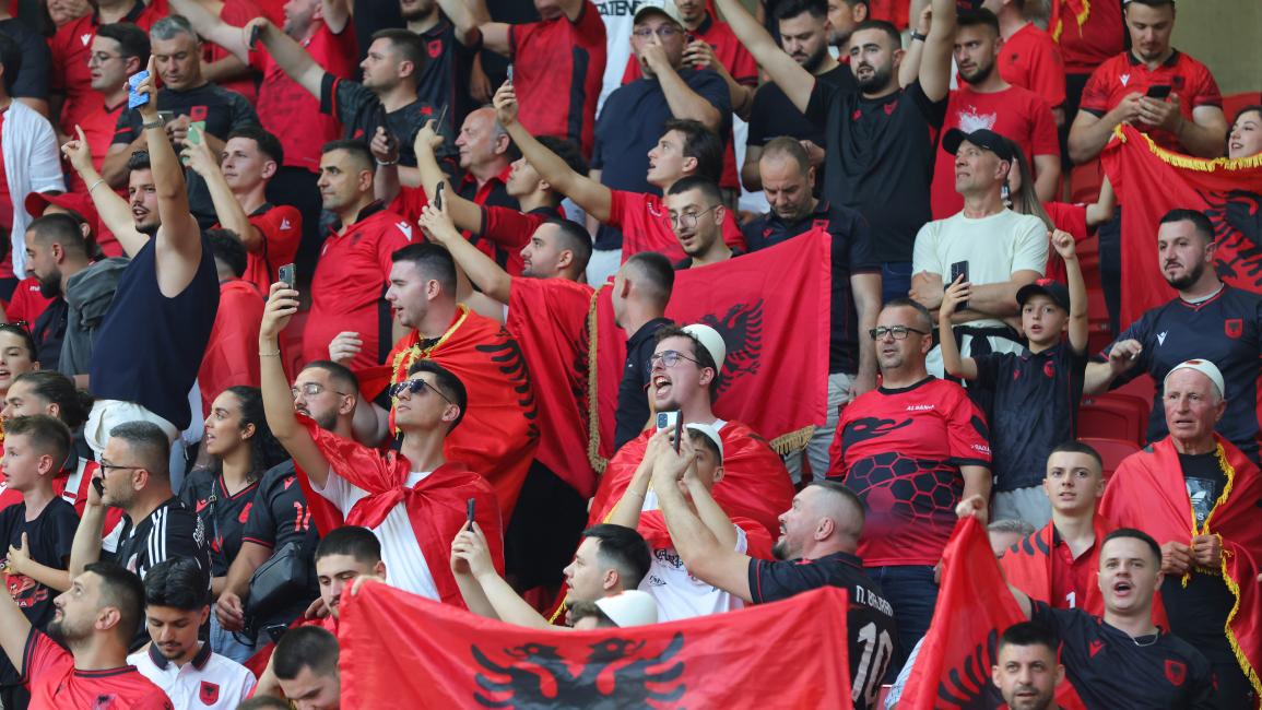 رشق لاعب إسرائيلي بالحذاء خلال مباراة ألبانيا وإسرائيل