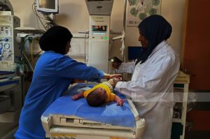 مرضى يتلقون العلاج داخل مستشفى شهداء الأقصى في دير البلح وسط قطاع غزة في ظل إمكانيات محدودة، بينما تحذر إدارة المستشفى من خطر توقف خدمات طبية أساسية بعد تعطل المولدات الكهربائية