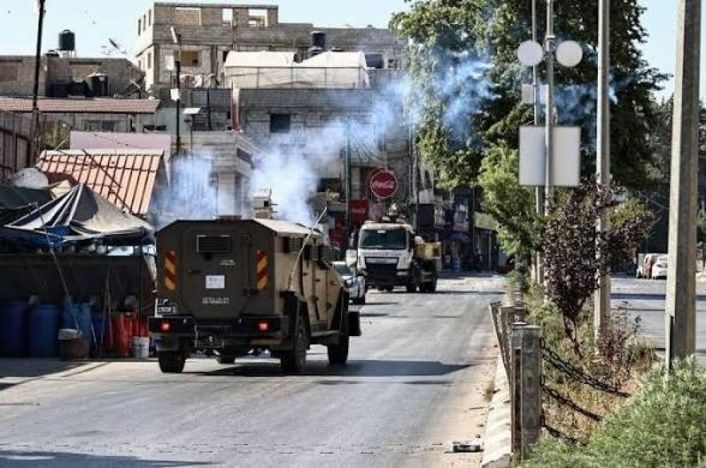 وسط اعتقالات.. الاحتلال يقتحم عدة مناطق بالضفة