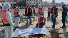 انتشال رفات 40 شهيدًا من مقبرة الشيخ رضوان غرب غزة