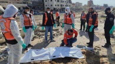 انتشال رفات 40 شهيدًا من مقبرة الشيخ رضوان غرب غزة