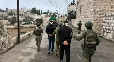 الاحتلال يعتقل 13 فلسطينيا من الضفة الغربية والقدس