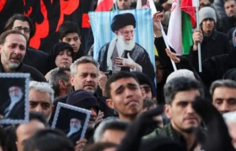 إيران تعلن موعد تشييع علي خامنئي وتستعد لمراسم في طهران ومشهد