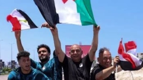 إعلام إسرائيلي يسلط الضوء على رفع حسام حسن علم فلسطين في استقبال منتخب مصر
