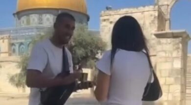 مستوطن يعلن خطبته داخل المسجد الأقصى وسط حماية قوات الاحتلال