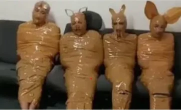 إندونيسي ينصب كمينًا للإيقاع بـ4 لصوص ويثير الجدل بطريقة معاقبتهم