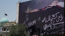 بعد تصاعد التهديدات.. لوحة في طهران تُظهر ترامب داخل نعش