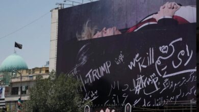 بعد تصاعد التهديدات.. لوحة في طهران تُظهر ترامب داخل نعش