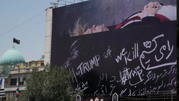 بعد تصاعد التهديدات.. لوحة في طهران تُظهر ترامب داخل نعش