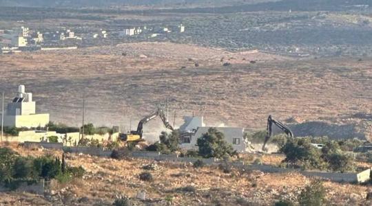 الاحتلال يهدم منزلاً في شقبا ويُواصل استهداف المنازل والمنشآت