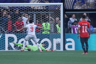 مسؤول إيراني سابق يقاضي فيفا ويطالب بتعويض مليار دولار بسبب مباراة مصر