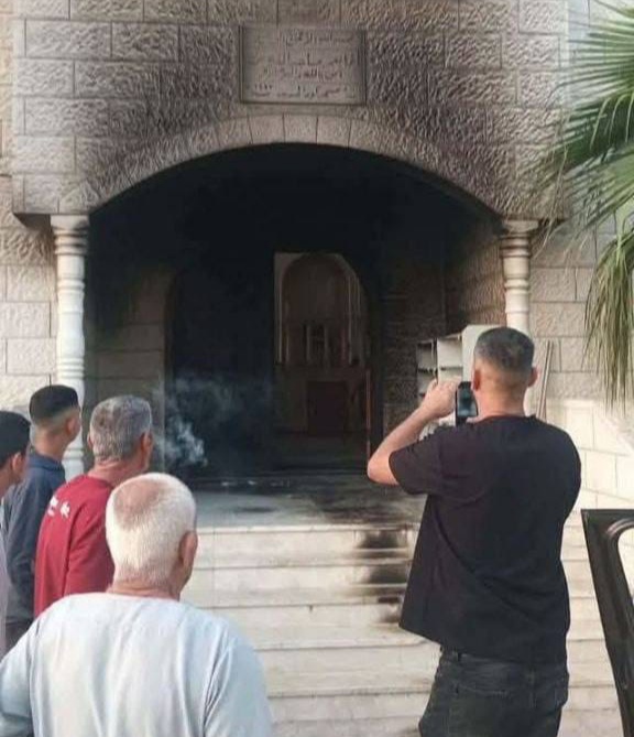 تصاعد اعتداءات المستوطنين: إحراق مسجدين ومعدات كسارة في الضفة بحماية جيش الاحتلال