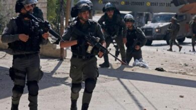تصعيد واسع في الضفة.. اقتحامات مكثفة للاحتلال واعتداءات مستوطنين تطال مسجداً بالخليل