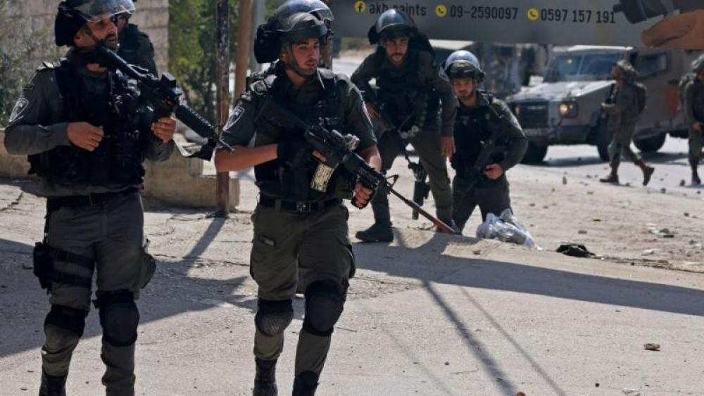 تصعيد واسع في الضفة.. اقتحامات مكثفة للاحتلال واعتداءات مستوطنين تطال مسجداً بالخليل