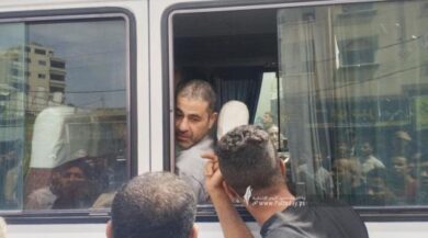 وصول 7 أسرى محررين إلى مستشفى شهداء الأقصى في دير البلح