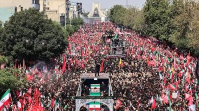 صحيفة "الغارديان": حجم تشييع المرشد خامنئي يمثل تحولاً استثنائياً