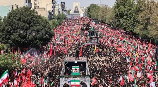 صحيفة "الغارديان": حجم تشييع المرشد خامنئي يمثل تحولاً استثنائياً