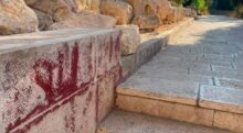 مستوطنون يرسمون شعار "المخلّص" في المسجد الأقصى وسط تحذيرات من اقتحام واسع