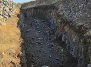 إسرائيل تُحصّن حدودها مع سوريا بخنادق وسواتر ضخمة