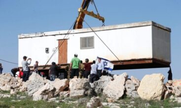 الاحتلال ينقل بيوتاً متنقلة للبؤرة المقامة على جبل طاروسا غرب الخليل