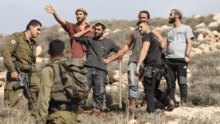 مستوطنون يعتدون على شاب فلسطيني أثناء عمله في الأغوار الشمالية