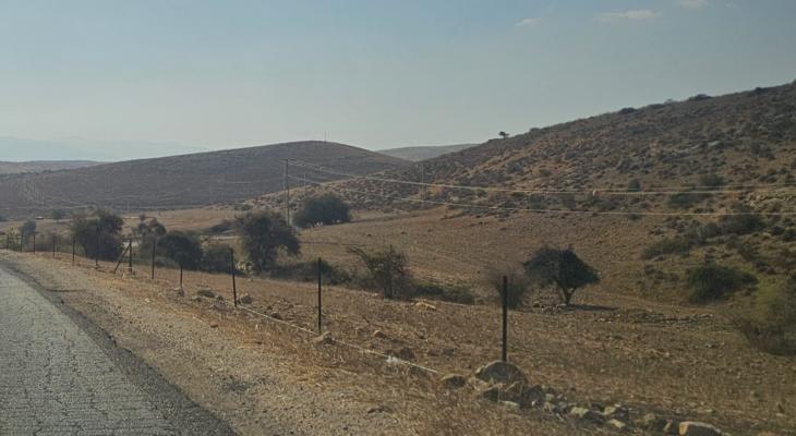 مستوطنون يسيّجون أراضي تابعة لبطريركية اللاتين في الأغوار الشمالية