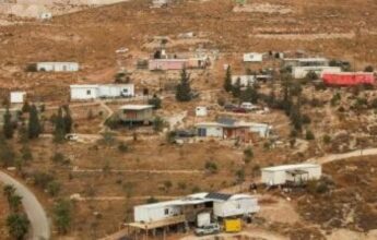 مستوطنون يقيمون بؤرة استيطانية ويعتدون على مدير مدرسة شرق رام الله
