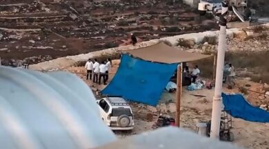 مستعمرون يواصلون حصار منازل في قصرة لليوم الـ12