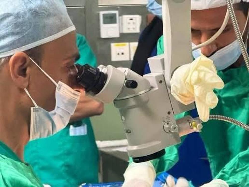 الفريق الطبي بمجمع ناصر ينجح في زراعة قرنية لمريض مسن