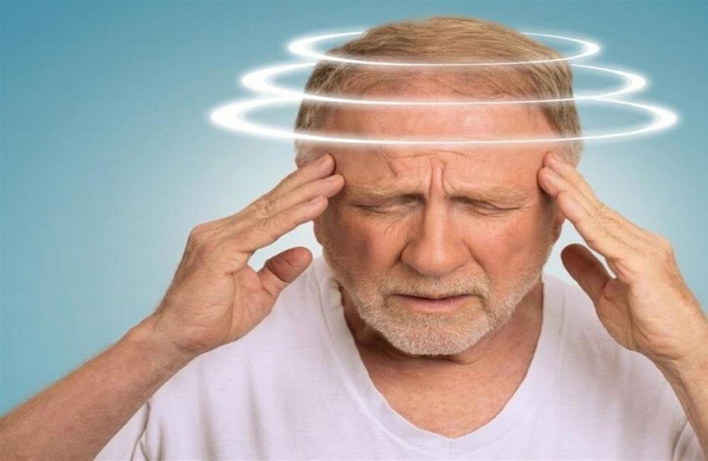 أخصائية أعصاب توضح أسباب وأنواع الدوخة والدوار