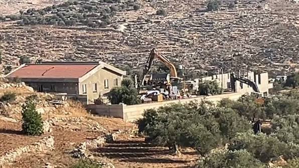 الاحتلال يهدم منازل في بيرزيت شمال رام الله
