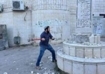 عضو كنيست متطرف يحطم نصبًا تذكاريًا في نابلس بحماية الجيش الإسرائيلي