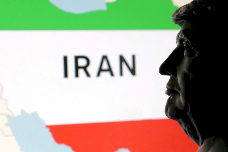 ترمب يستفز طهران بفيديو مجسد بالذكاء الاصطناعي.. ومسؤول أميركي ينفي استهداف جزيرة "خارك" النفطية