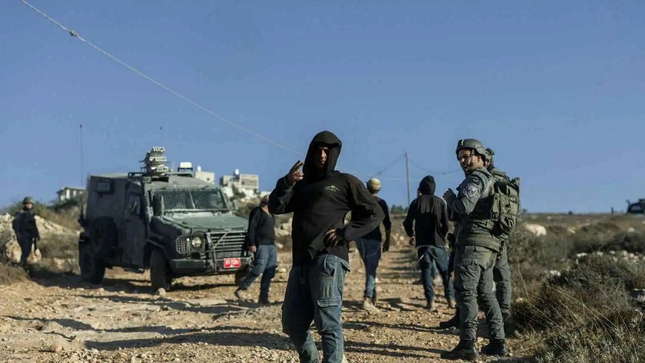 الاحتلال يدمر محتويات منزل محاصر في قصرة لليوم الـ12